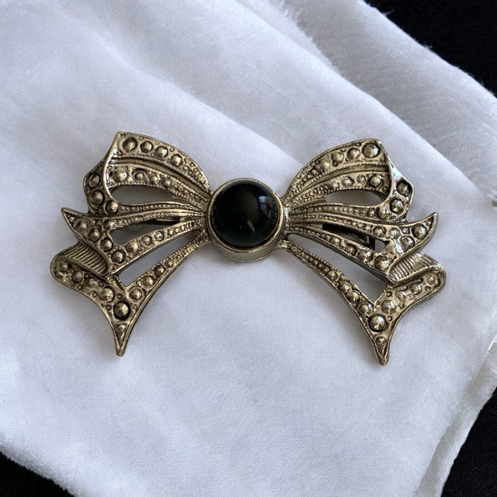 Vintage Silver Bow Brooch with Dark Blue Central Stone